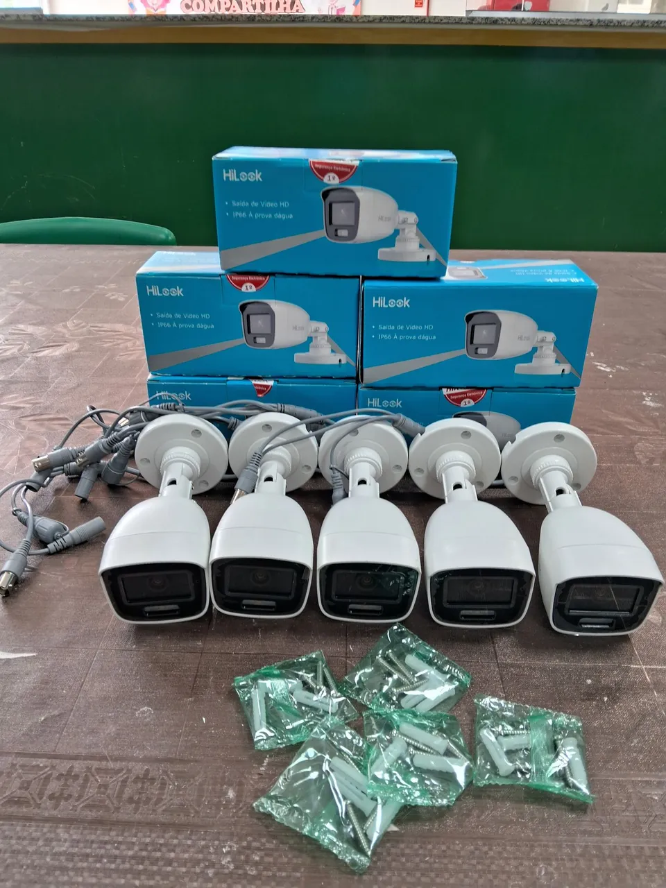 Kit Câmeras de Segurança HiLook - HD e à prova d'água