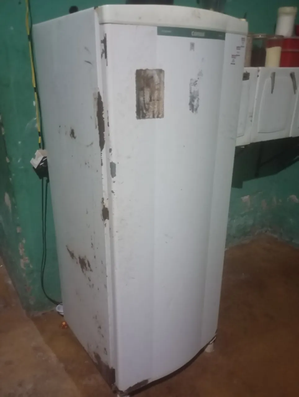 Vende-se uma geladeira 300