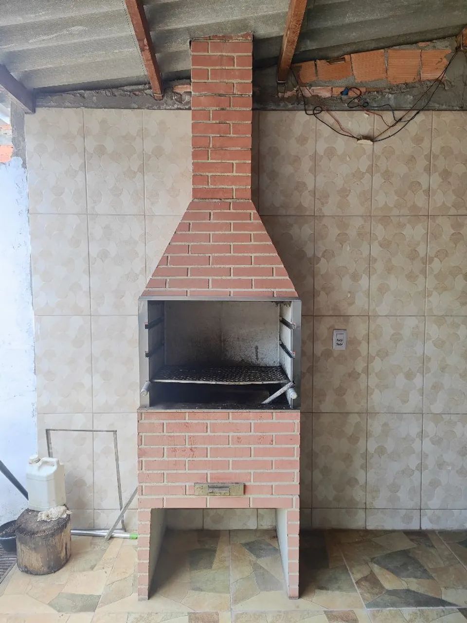 Churrasqueira Pré-Moldada com Chaminé - Tijolinho R$ 650