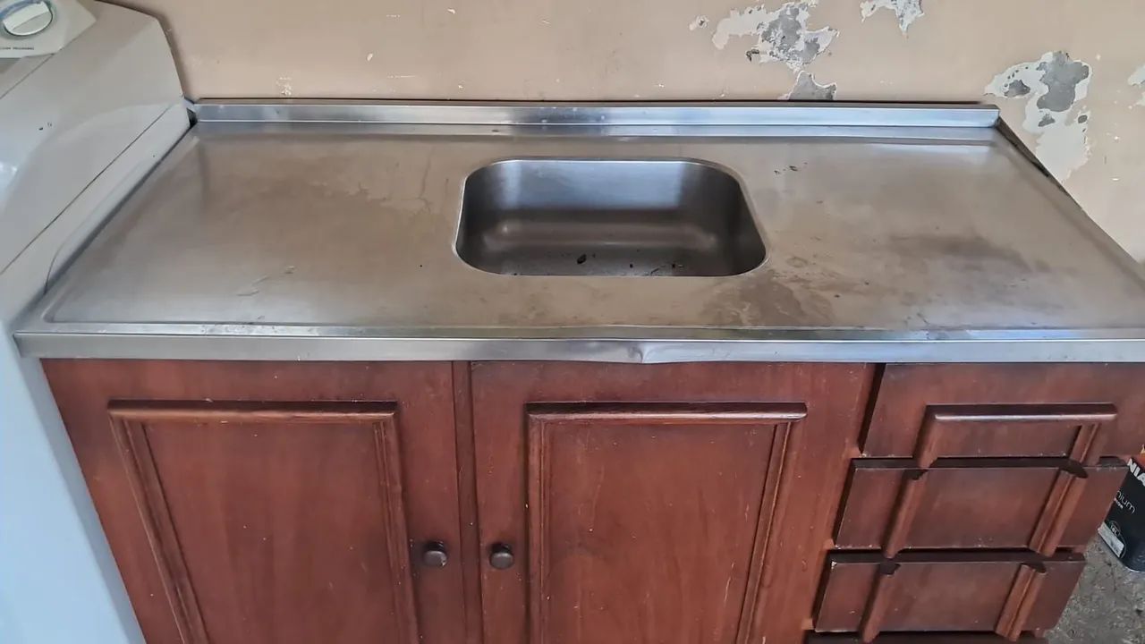 Armário de Cozinha em Madeira com Pia de Aço Inox
