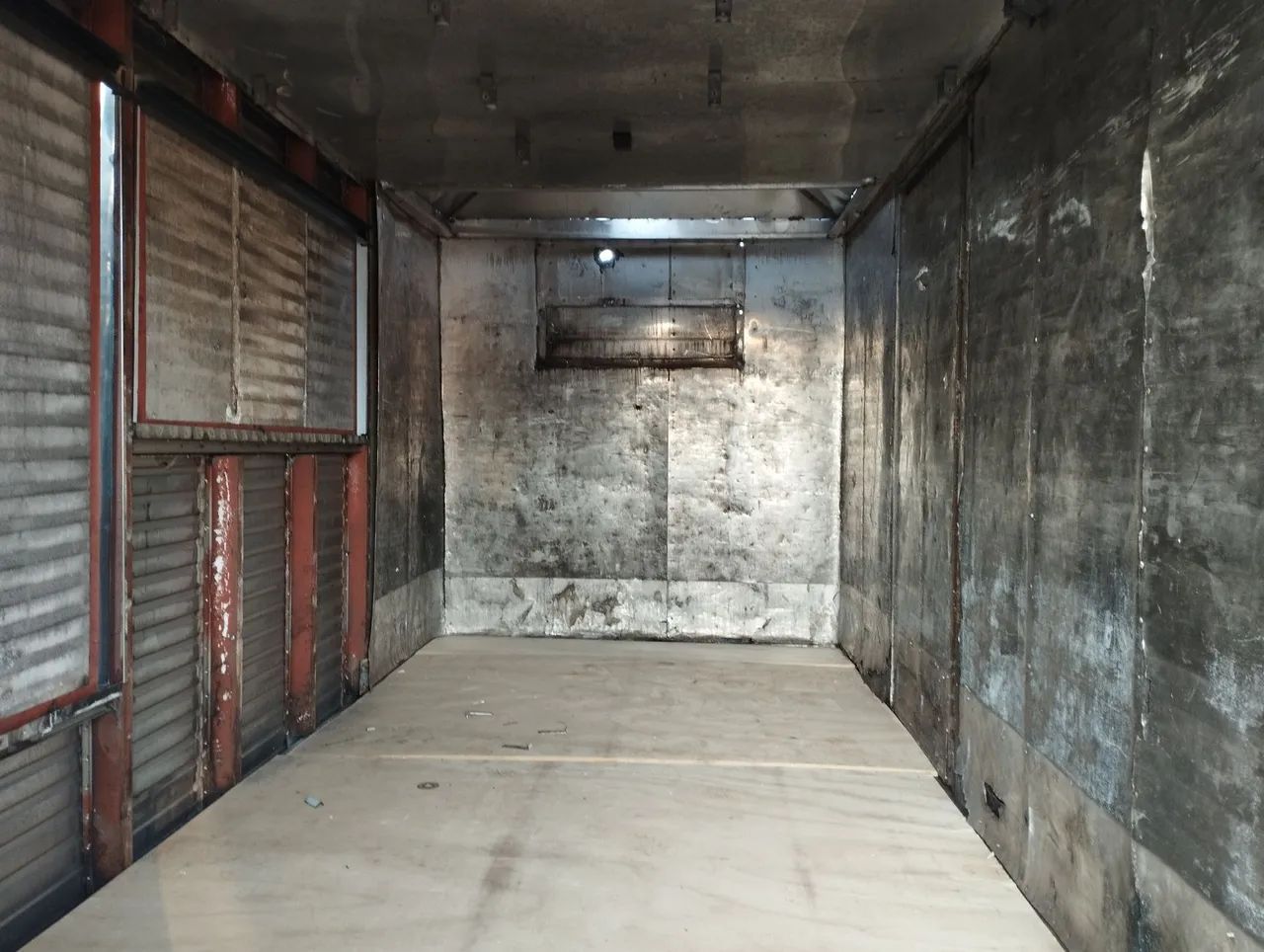 Baú 3/4 isotérmico adaptado para montar lanchonete. Contêiner container  - Foto 4