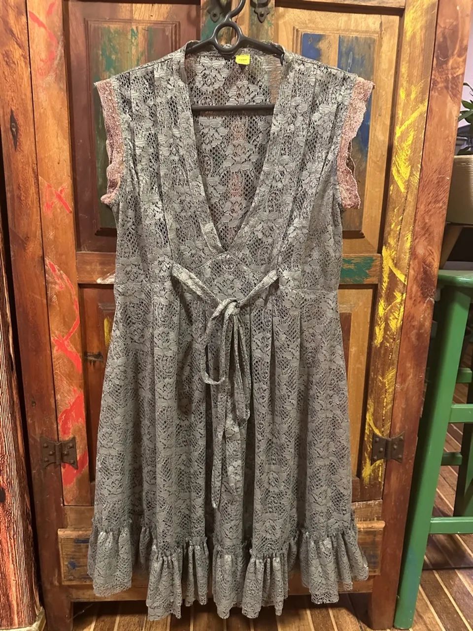 Vestido de renda cinza com detalhes em rosa - Foto 2