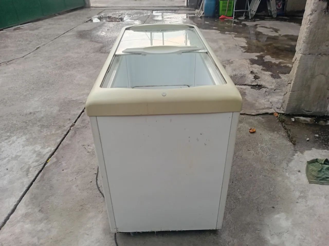 vendo freezer 336 litros 220 tampa de vidro  metal  frio - Foto 2
