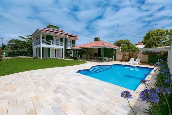 Casa com piscina há 50 metros da praia de Bombinhas
