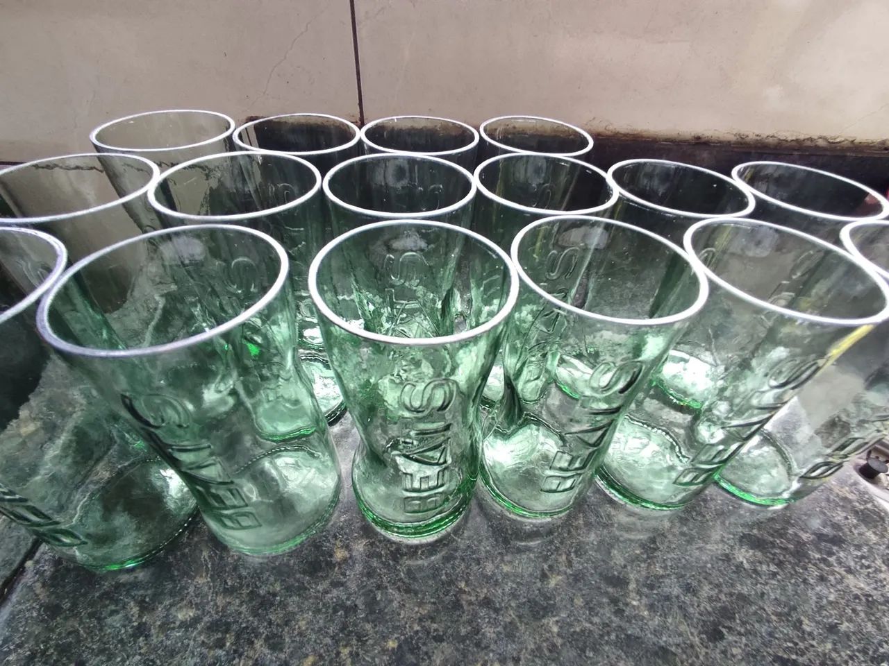 Jogo de 6 copos de garrafa verdes Skol Beats  - Foto 3
