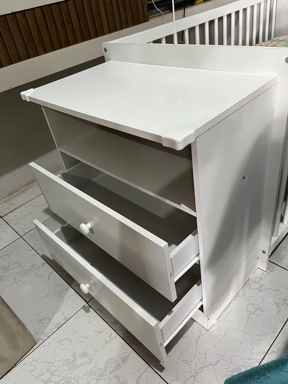 Berço Branco  anexo cômoda 2 gavetas. Acompanha colchão e suporte para mosquiteiro. - Foto 4