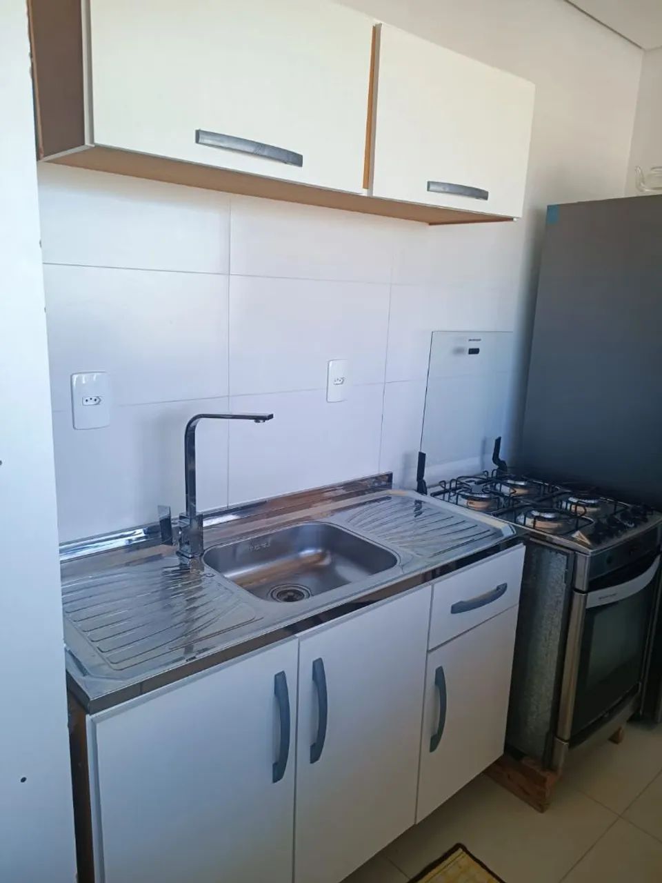 Armário de Cozinha Branco com pia e prateleira - Foto 2