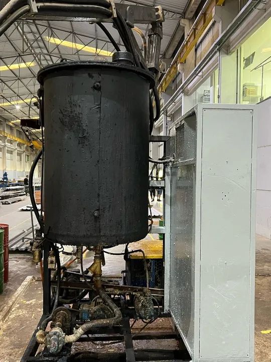 Injetora de PU e PIR + Prensa de 12 metros + Moldes para telhas e painéis. - Foto 3