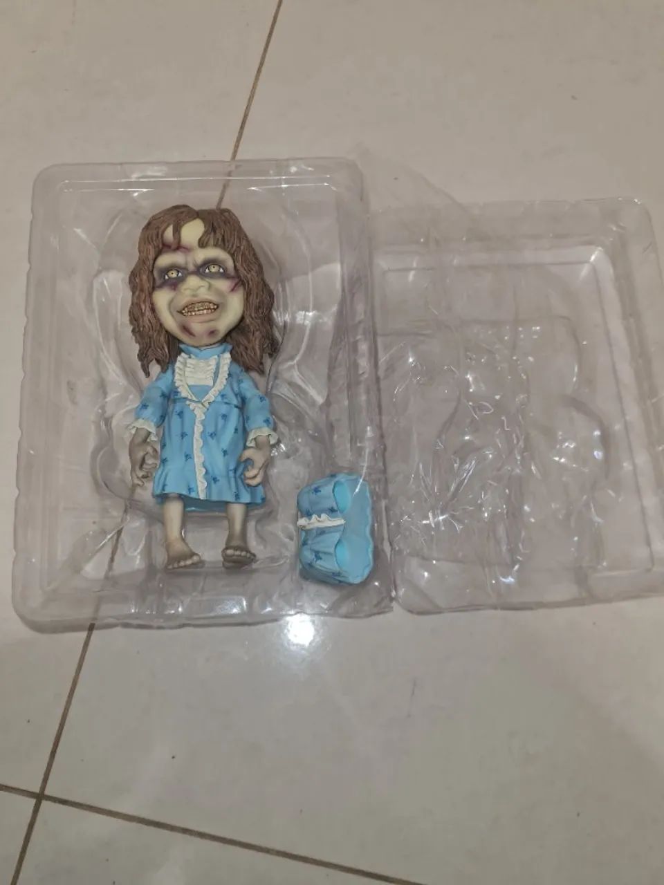 Exorcist Mezco - The Regan 6 Stylized Figure - Foto 4