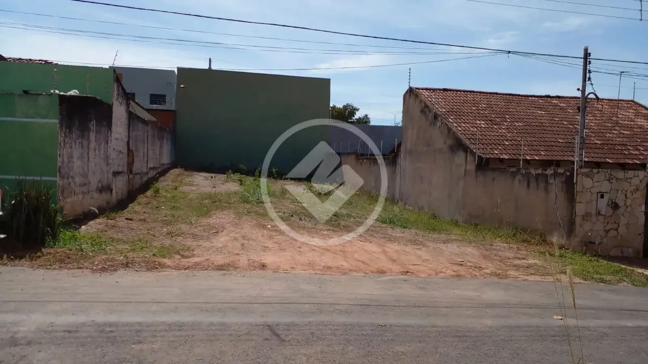 Terreno em rua fechada próximo a Av. Das Torres codigo: 57216