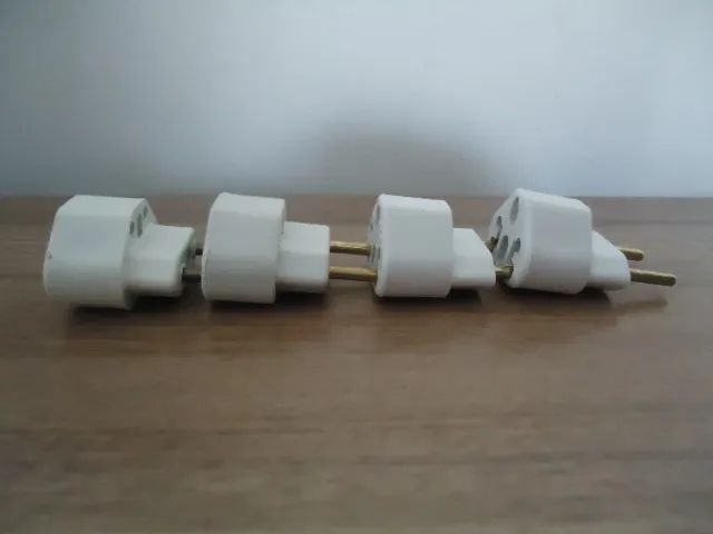 Kit 4 Adaptador De Tomada Benjamin Bob Love Pino Chato 10a/20a 250V Pino Maciço Universal - Foto 3