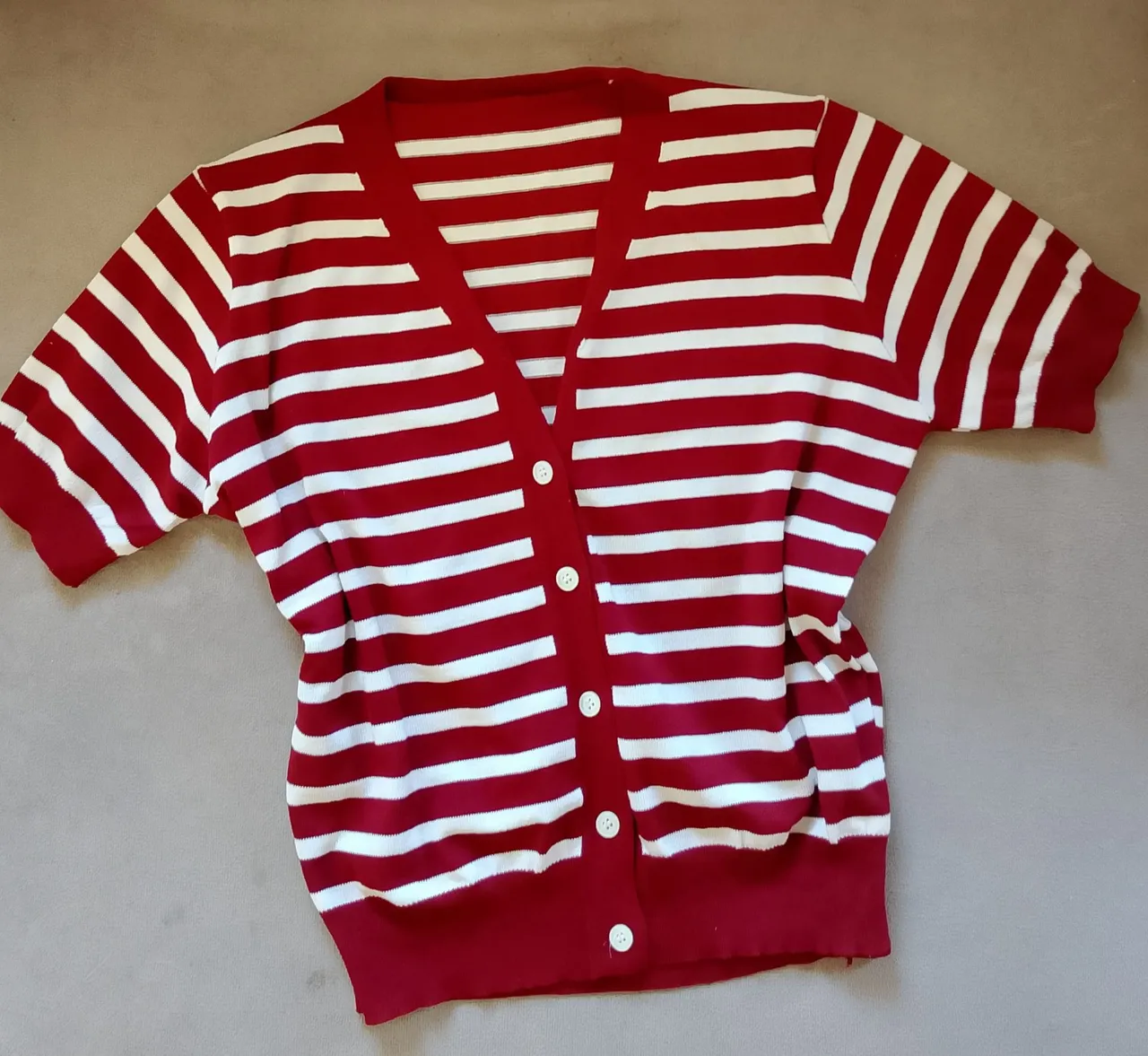 Suéter listrado vermelho e branco
