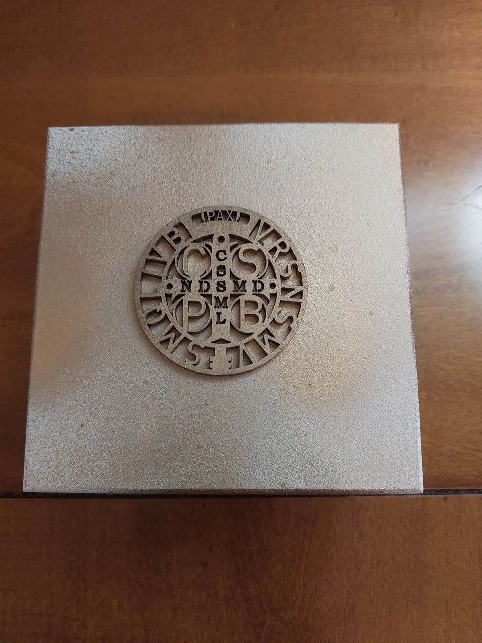 KIT DUAS CAIXAS PORTA TERÇOS EM MDF PINTADAS À MÃO - P - BRANCO E DOURADO  - Foto 2