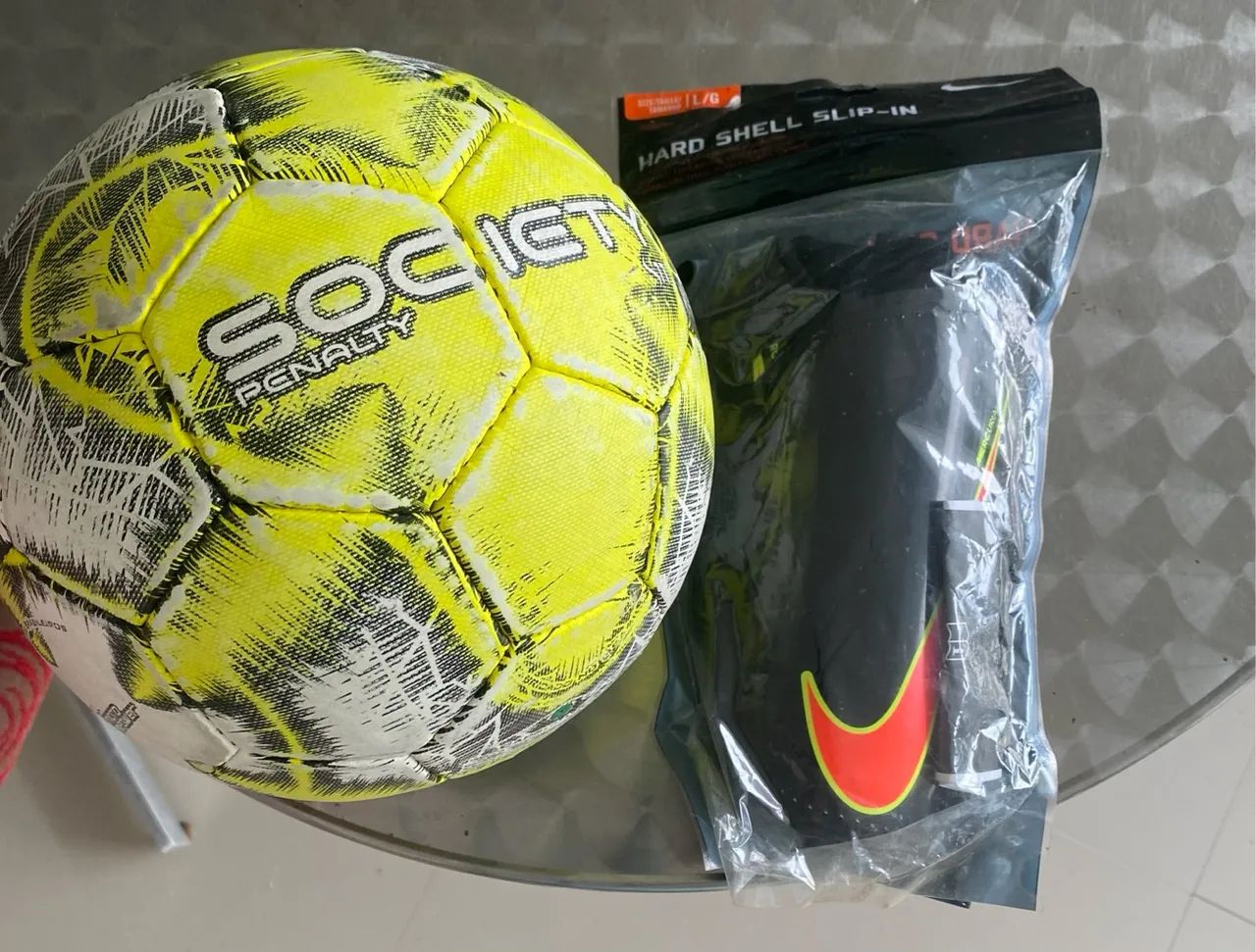 BOLA DE FUTEBOL PENALTY E CANELEIRA NIKE