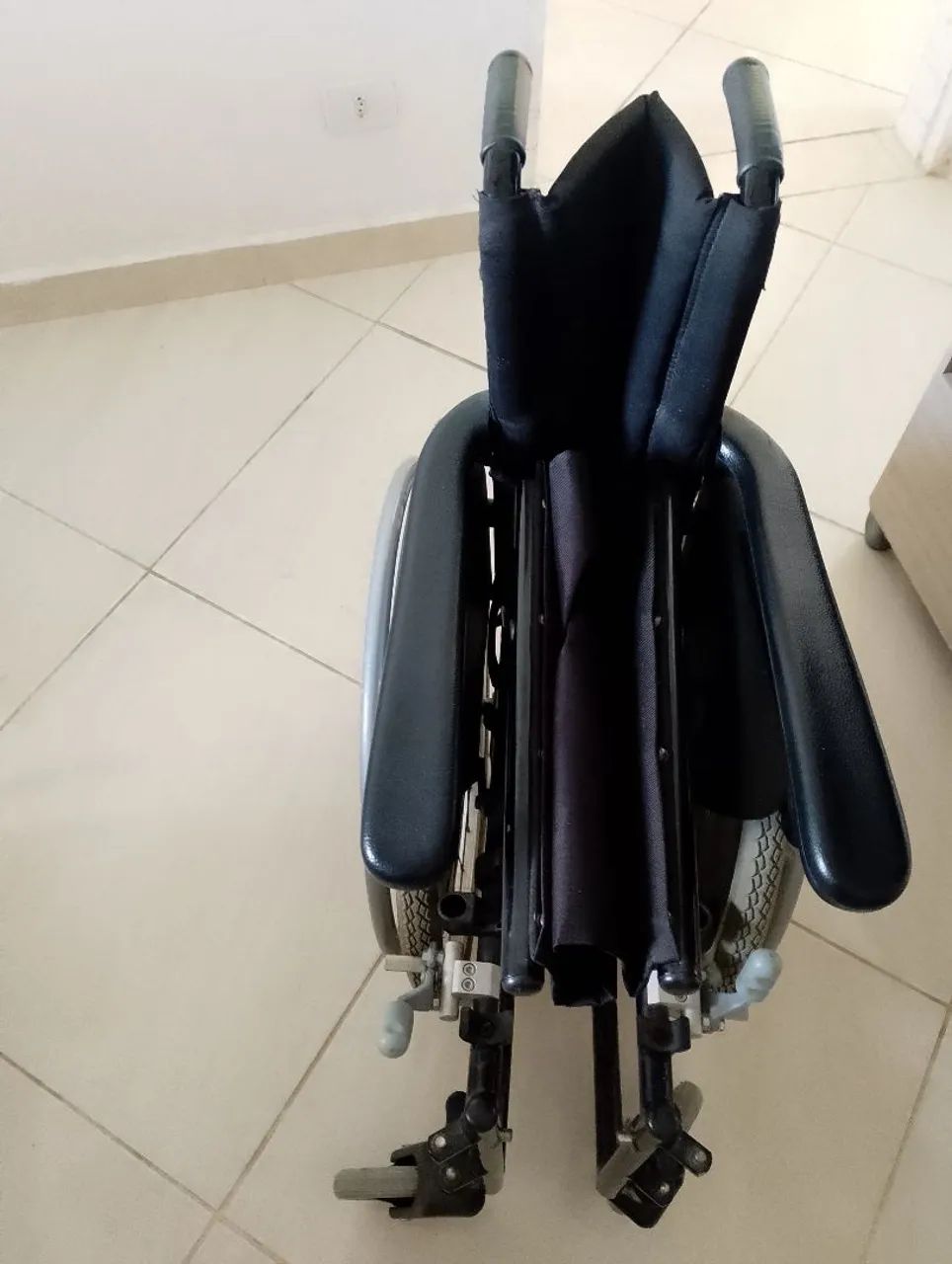 Cadeira de rodas dobrável marca Jaguaribe  - Foto 4