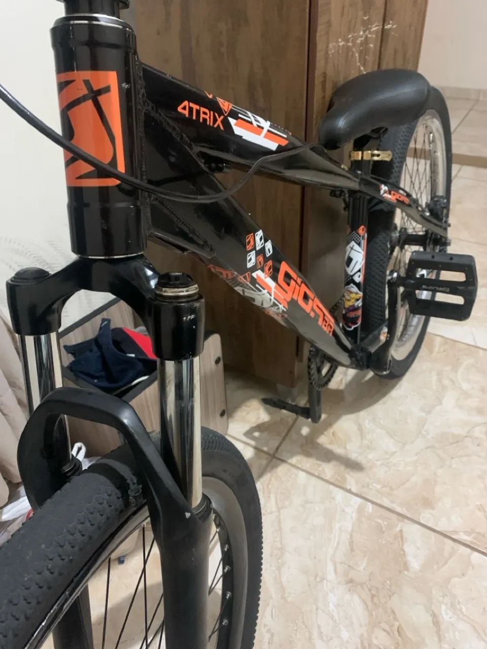 Gios 4trix preta e laranja - Foto 2