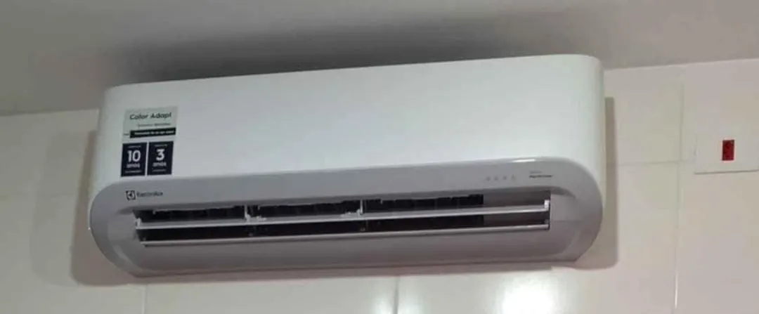 Ar-Condicionado Electrolux Split 23.000 BTUs Color Adapt Quente/Frio (UI24R/UE24R) 220V