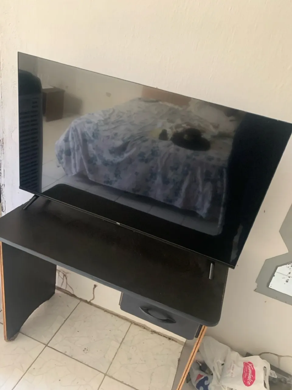 TV TCL com suporte