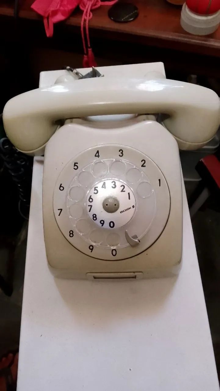 Telefone de mesa antigo com teclado giratório.