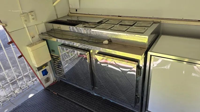 BALCÃO REFRIGERADO EM INOX COM ESPAÇO INTERNO E 8 CUBAS PARA SERVIÇO