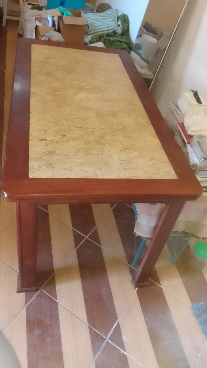 Mesa de jantar antiga com tampo de mármore.