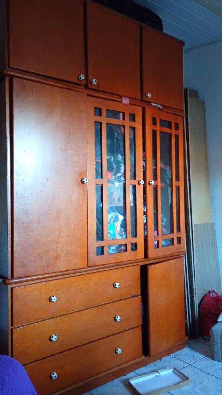 Guarda roupa de madeira 