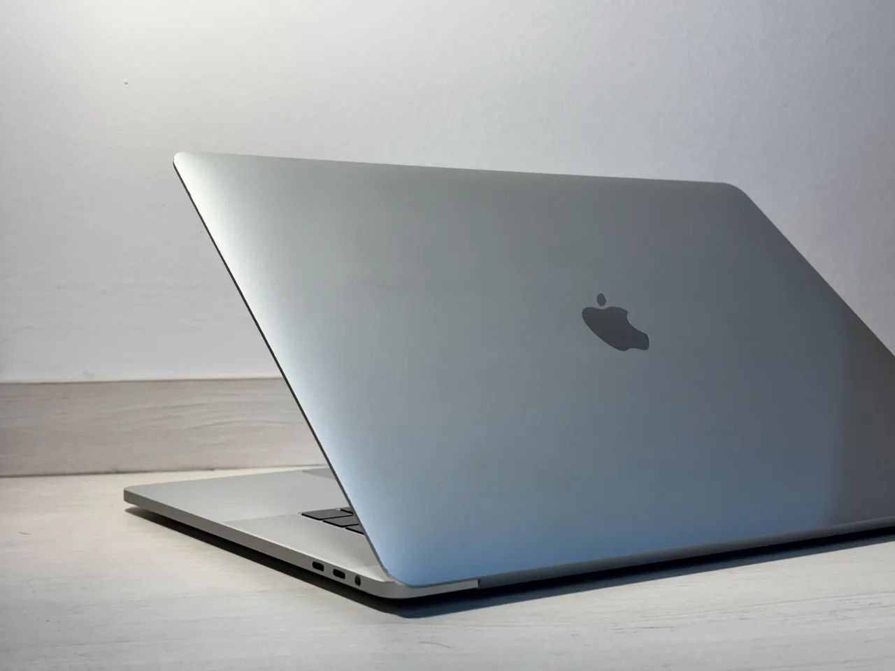 MacBook Pro 2017 15インチ 16GB 512GB So* MacBook Pro 15 polegadas 2017 16GB RAM / 512GB SSD Radeon Pro 560