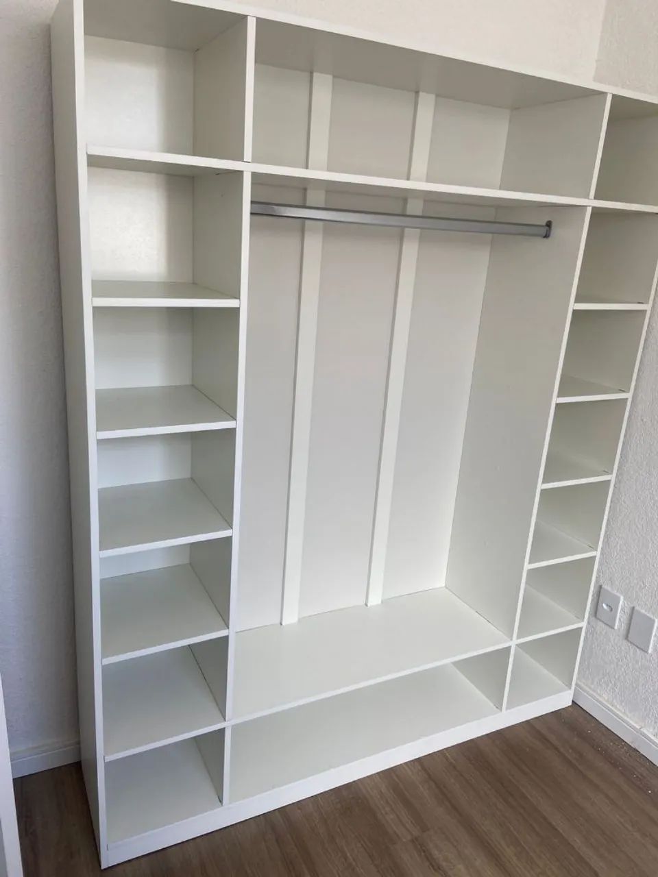 Guarda-Roupa Planejado Branco com Prateleiras e Cabideiro - Ótimo ...