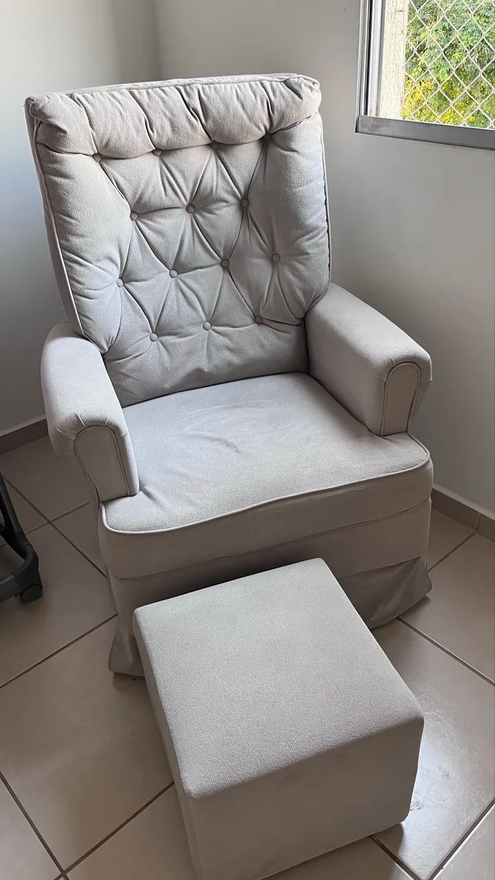 Poltrona de amamentação com puff