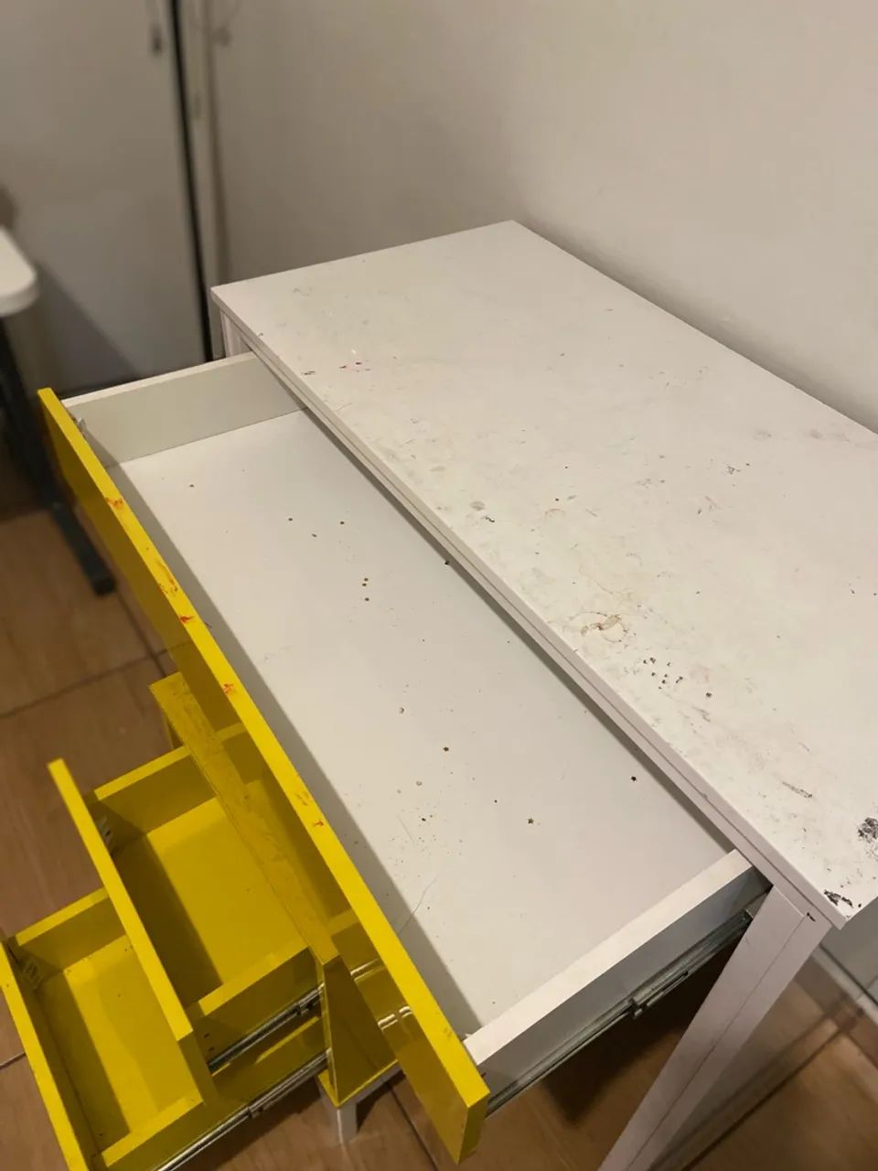 Vendo escrivaninha e criado  - Foto 5