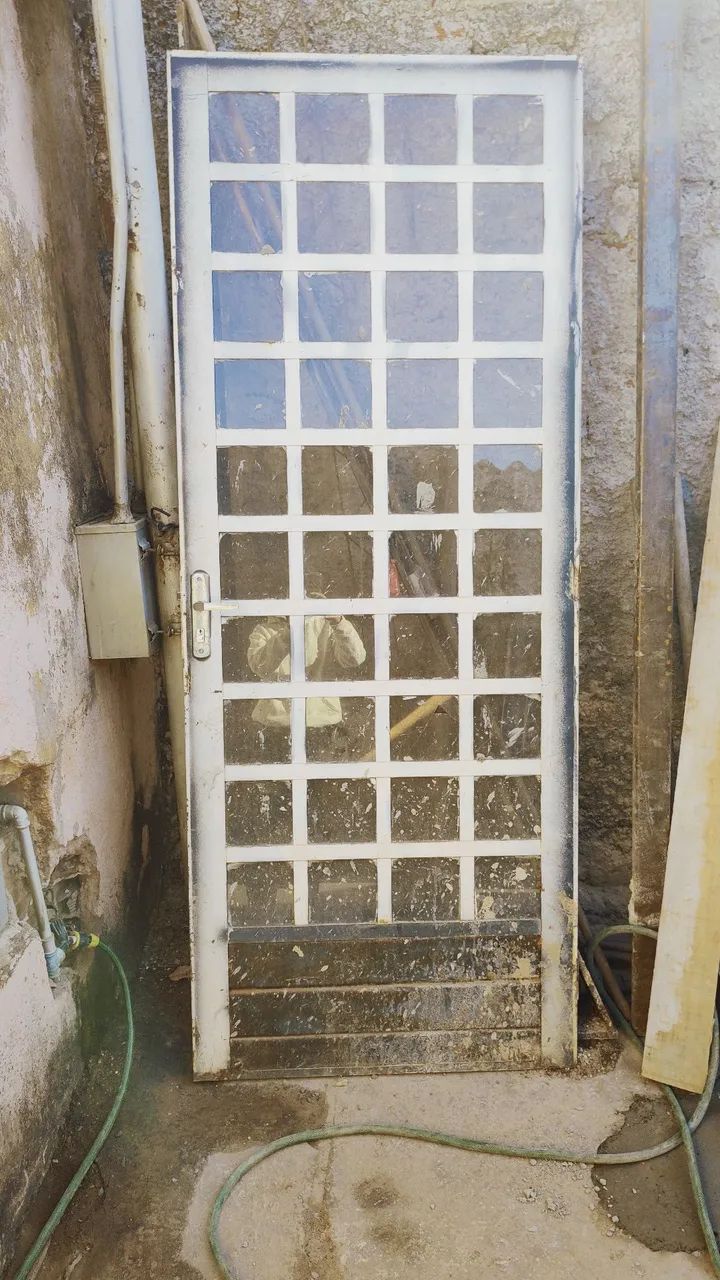 Porta de ferro em boas condições 