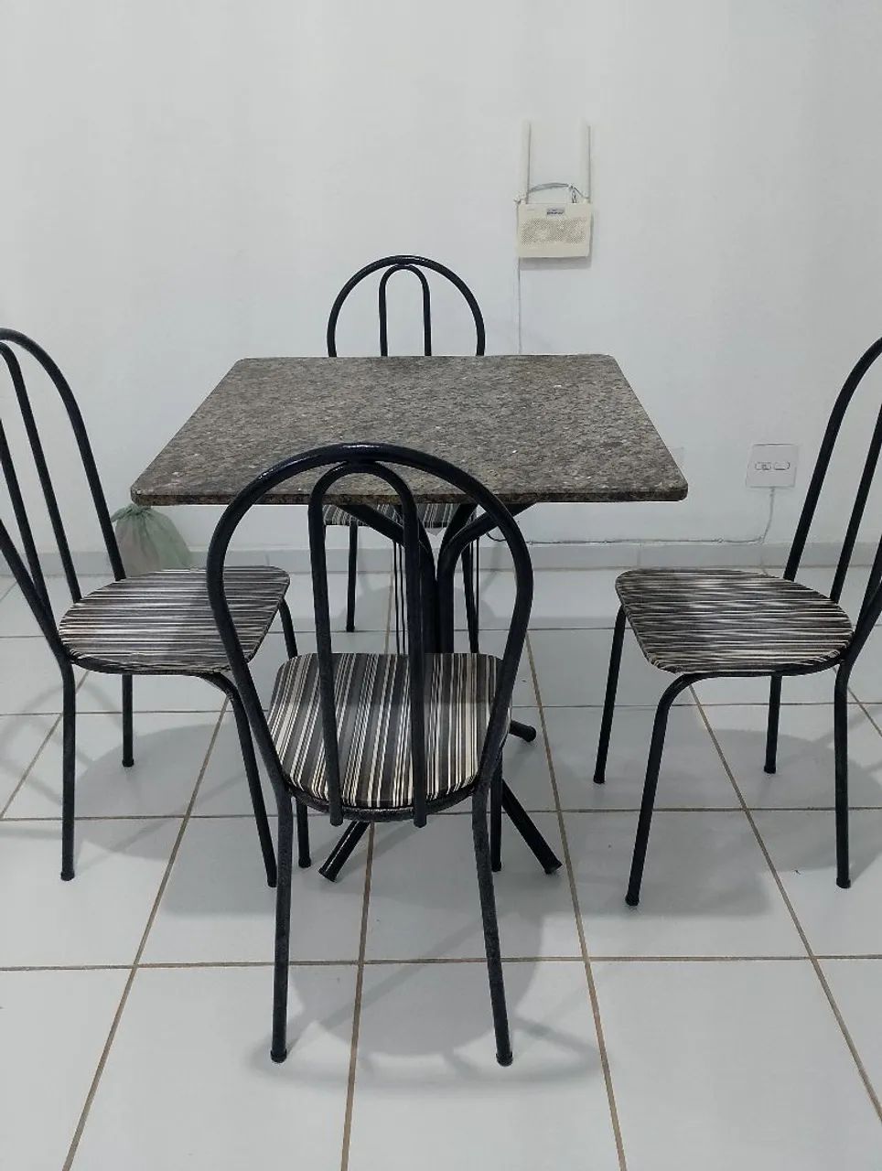 Mesa com quatro cadeiras 