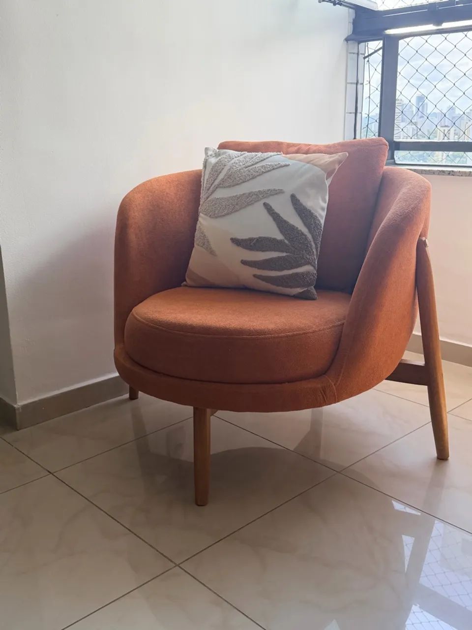 Vendo par de poltronas em madeira maciça 