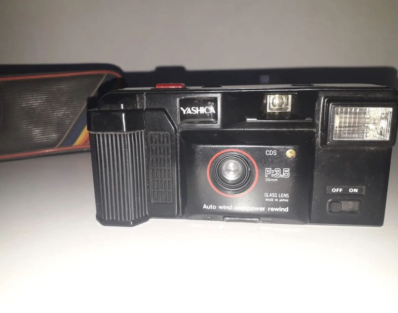 Câmera Vintage Yashica 35mm - Relíquia para Colecionadores e Amantes de Filme