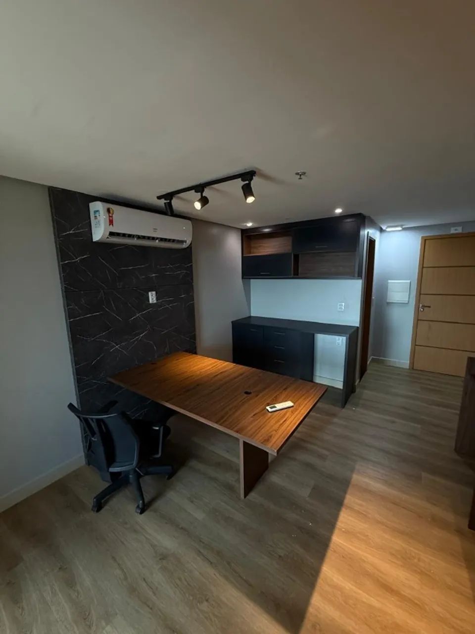 Sala PANORÂMICA 32m² Mobiliada e Decorada - Parque Office - Foto 5
