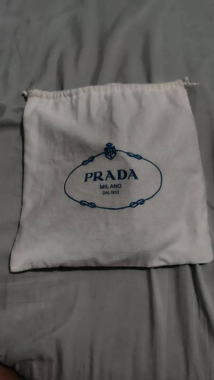 Bolsa Prada Cleo Satinada Preta com Cristais Appliqué - Luxo e Sofisticação