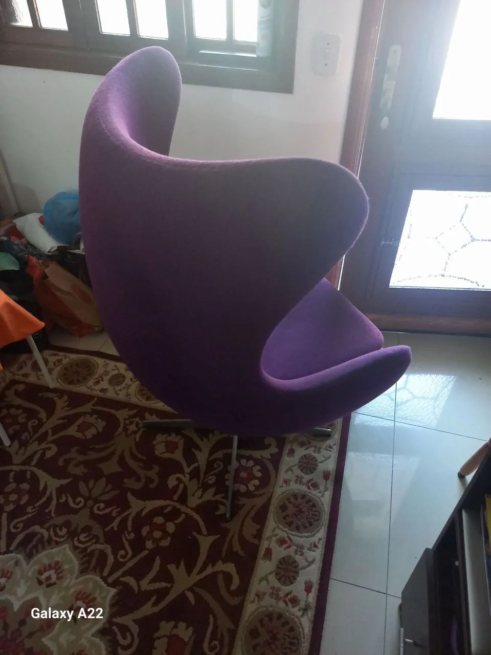 Poltrona giratoria moderna importada na cor roxa em perfeito estado de conservação  - Foto 2