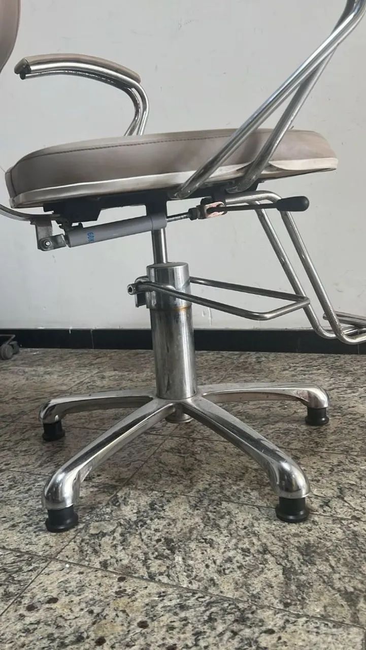 Vendo cadeira de barbeiro  - Foto 5