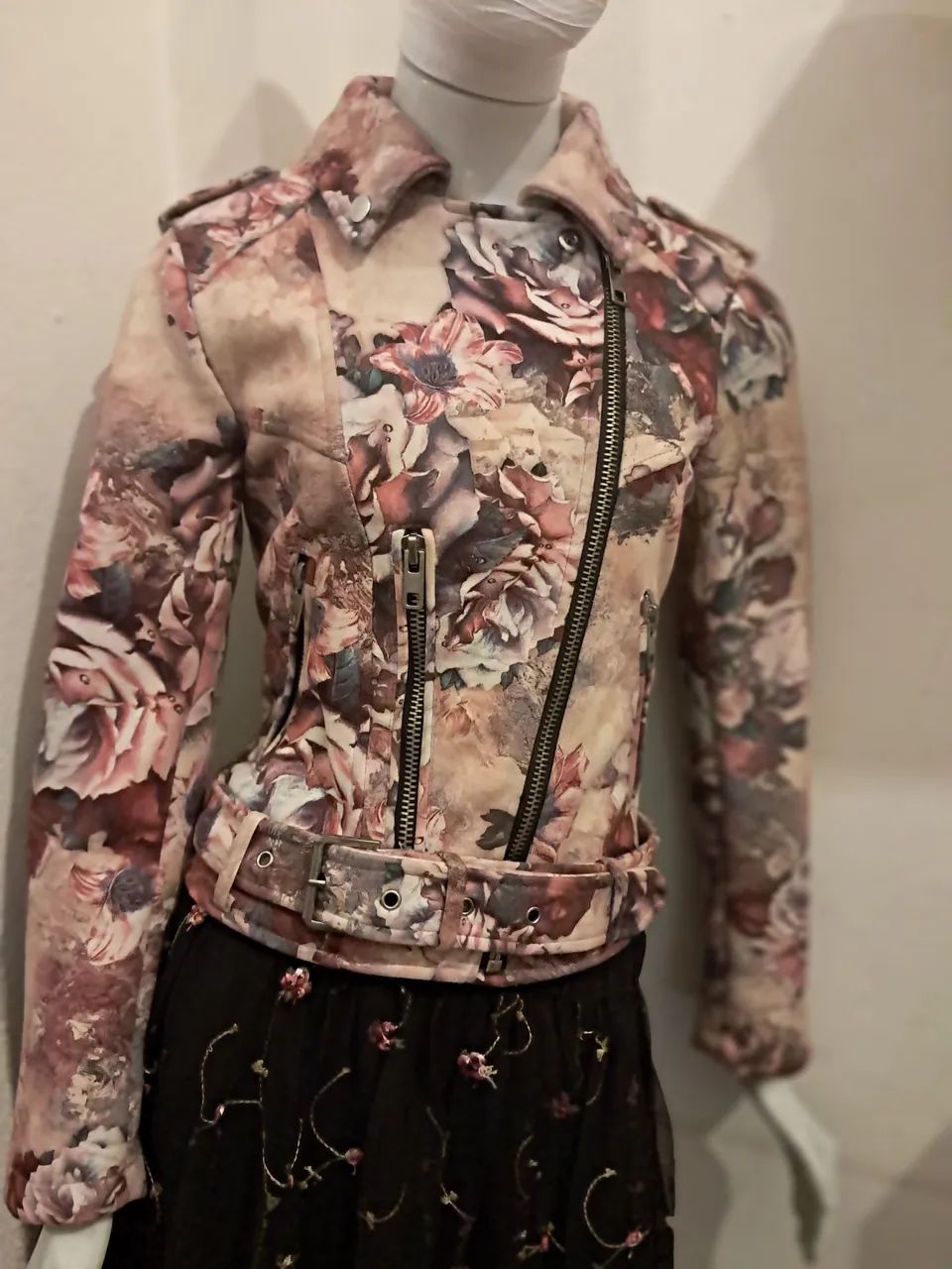 Jaqueta biker camurça floral ZARA - Foto 5