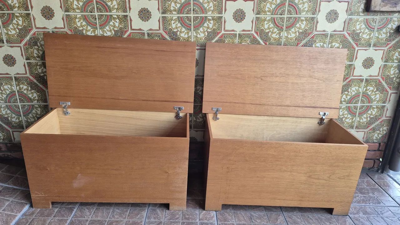 Vendo 2 baús. 