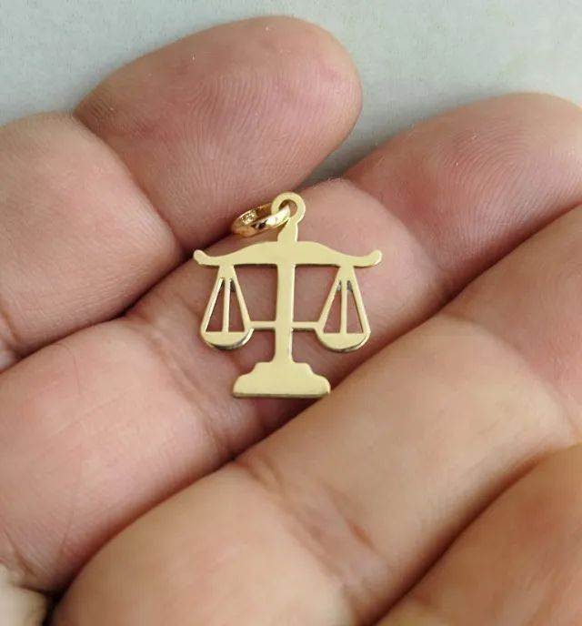 Pingente Libra ouro 18k - 2cm