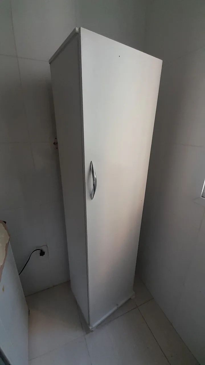 Armário multiuso com rodinhas
