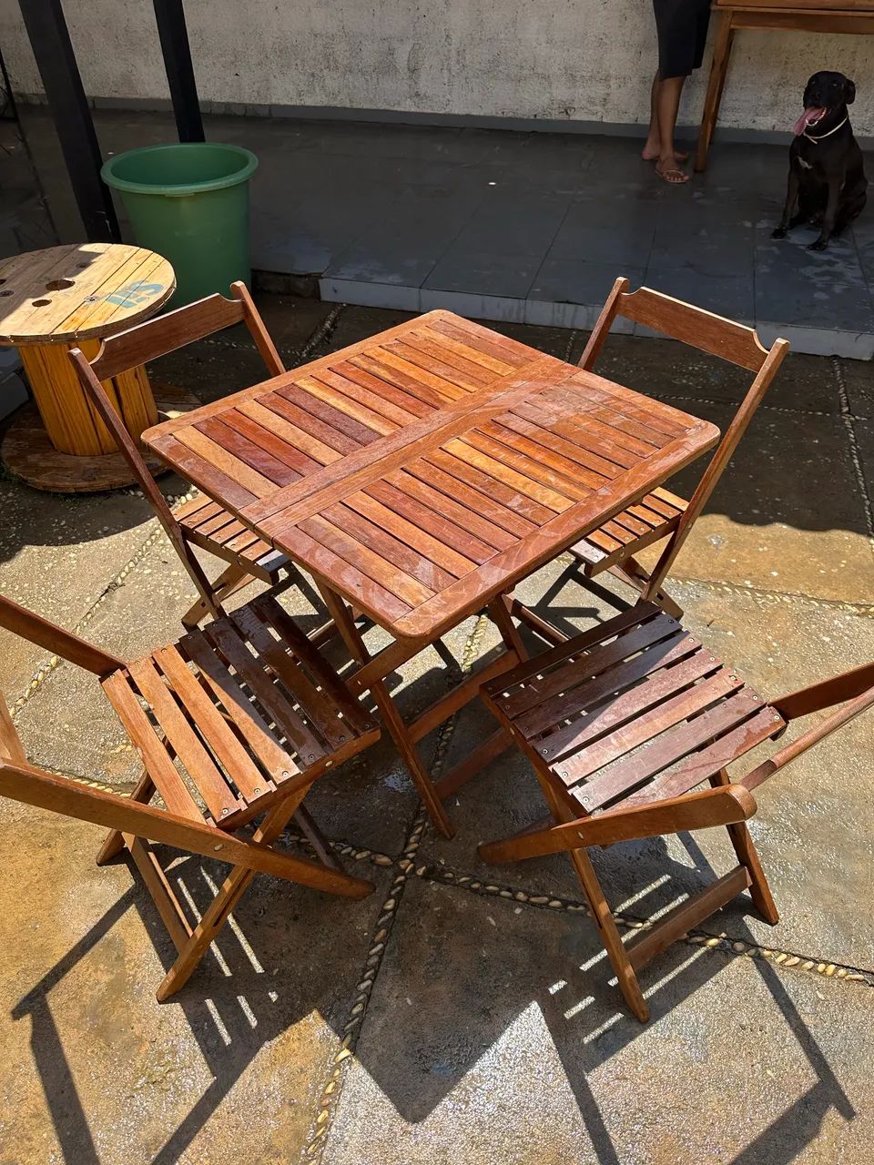 VENDE-SE CONJUNTO DE MESA + 4 CADEIRAS DE MADEIRA 