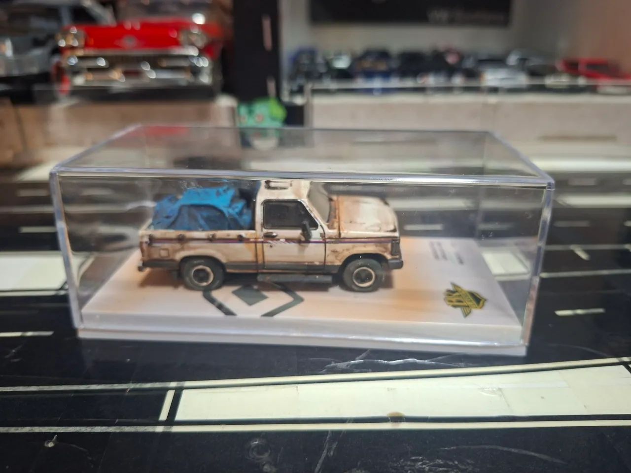 Miniatura D20 Custom branca BR Classics escala 1/64.