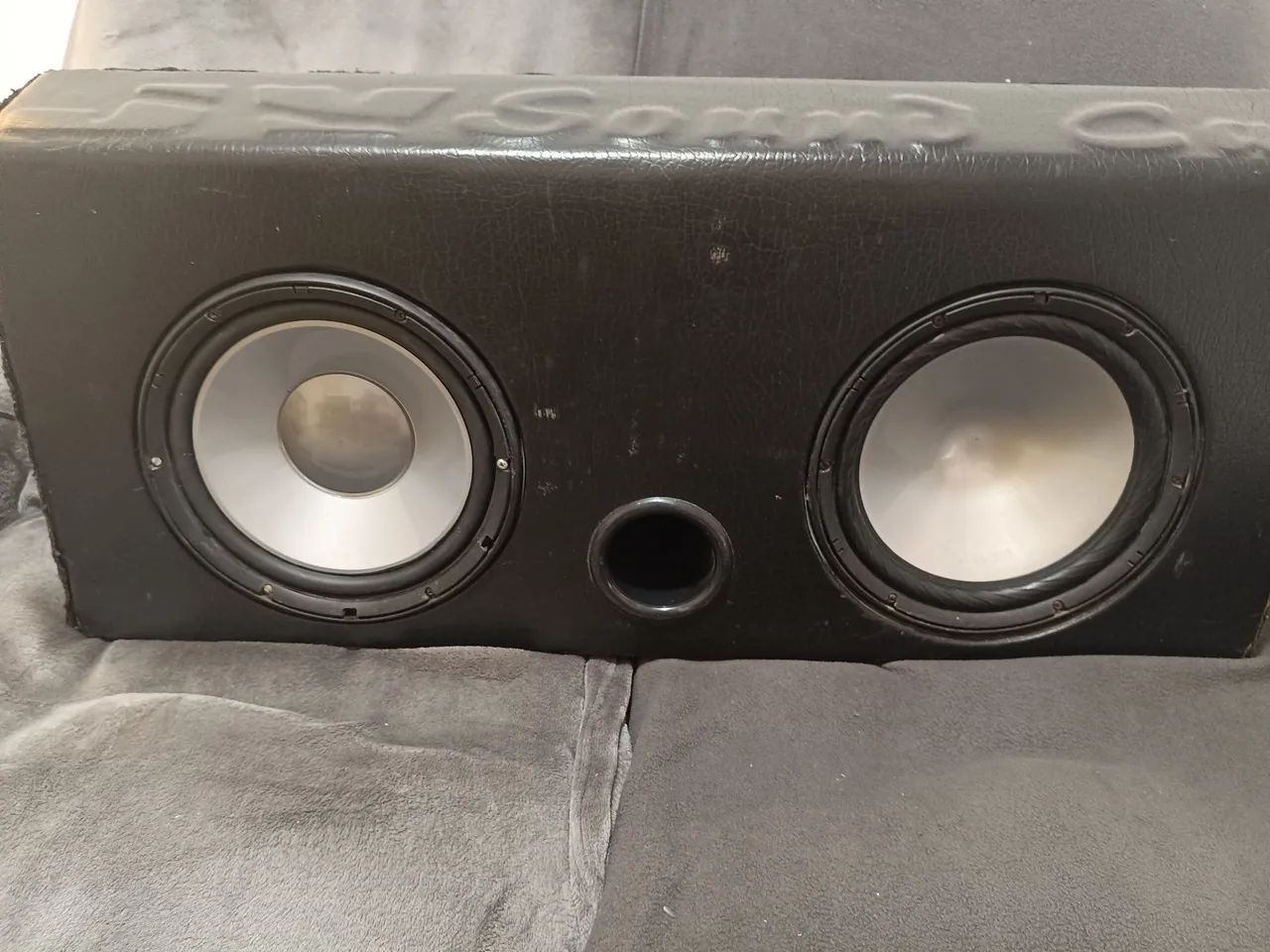 Caixa selada com 2 subwoofer de 10 Bravox
