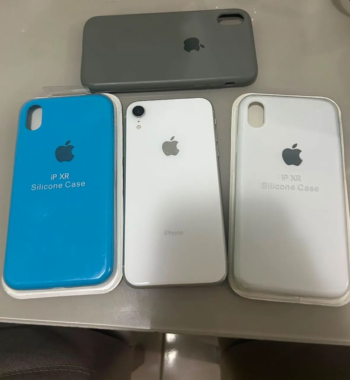 Vendo iphone xr em perfeito estado, vem com 3 capinhas