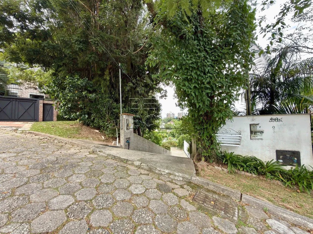 Terreno à venda com ótima localização no Itaguaçu