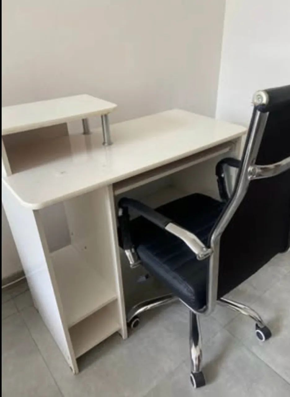 Mesa e cadeira de escritório 