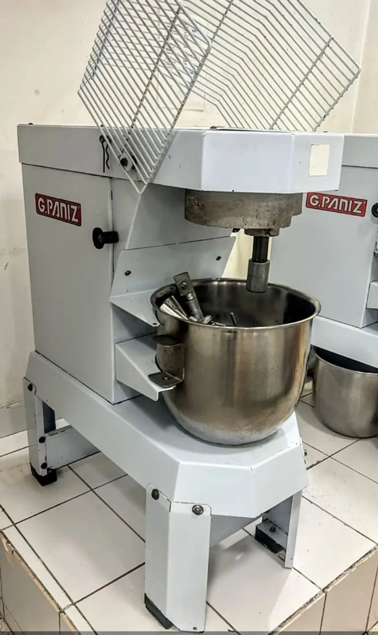 Batedeira Planetária G. Paniz BP18C 18L, completa, revisada e funcionando perfeitamente.