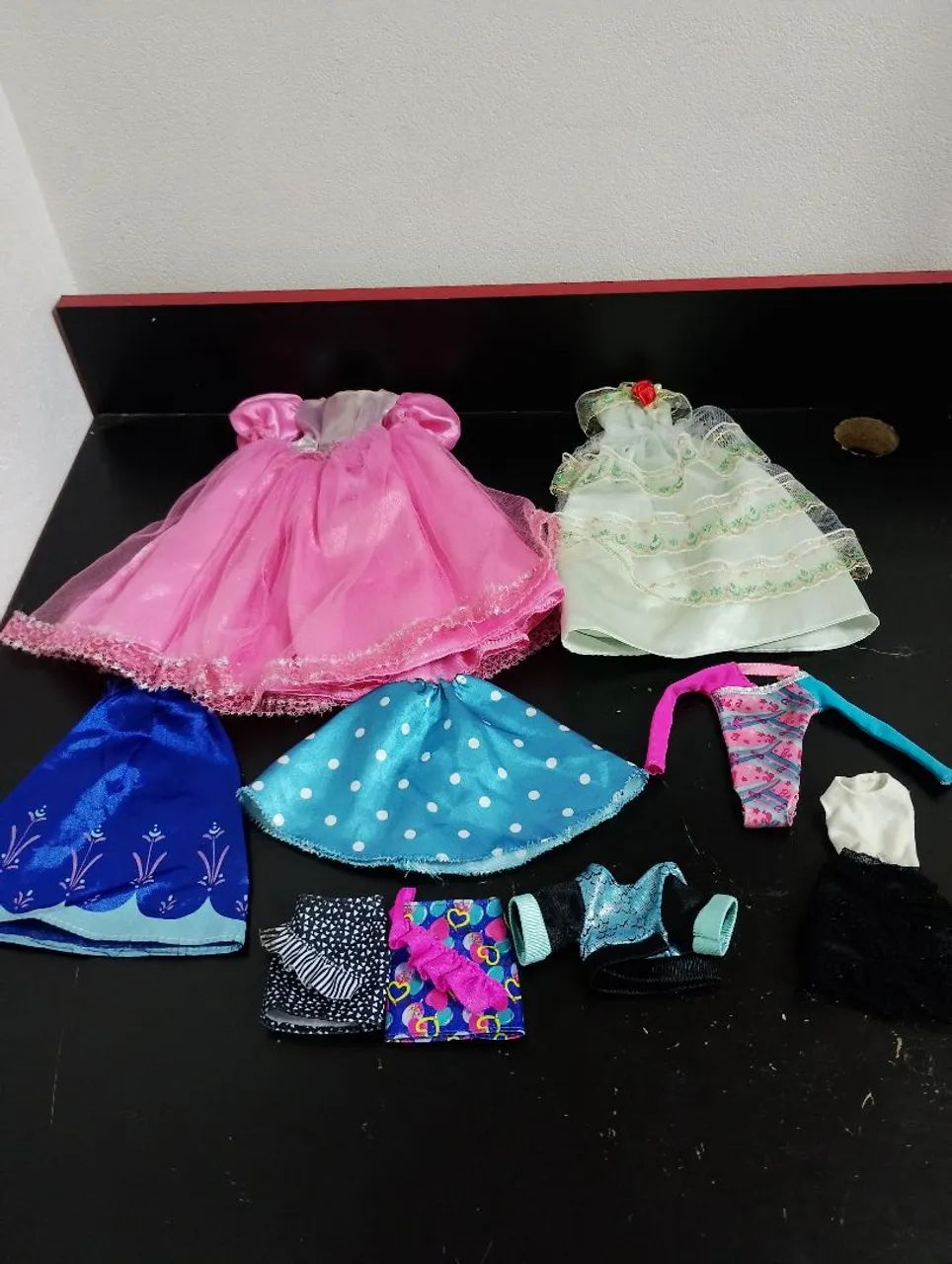 Lote roupas diversas bonecas 